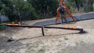 Libikóka-mérleghinta (dupla üléses) a szakival a háttérben.