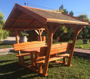 Szaletli (kerti pad asztallal fedett)