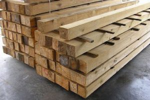 Szőrös fenyő fűrész árú, amiből dolgozunk.