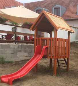 Nagy torony2 csúszdával létrával közterületi képe