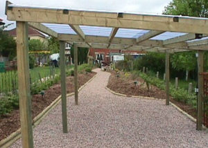 Féltetős hat lábas nyitott oldalú kocsibeálló fából