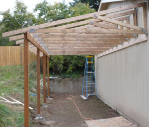 Féltetős négy lábas/oldal, fél nyitott oldalú kocsibeálló fa szerkezete