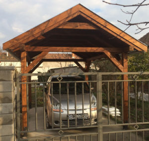 2,7×4,5 alapterületű zsindelyes kocsi beálló!