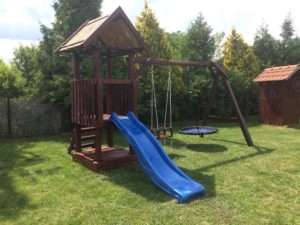 Kis torony sima és fészekhintával. - Játszótérépítők Kis torony sima