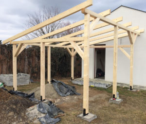 Egy 5,2×5,2 méteres alapterületű kerti kiülő váza.