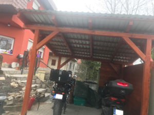 Egy 3,2×3,2 méteres motortároló vörös cseresznye színben!