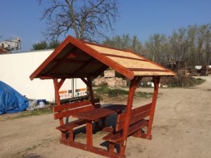 Kerti pad, szaletli, kiülő, fedett pad nád tetővel. Fenyőből.