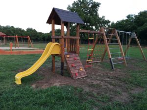 Tornyos mászóköteles hintás játszótér