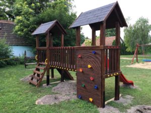 Dupla tornyos játszóvár, mászófal, csúszda, kötél mászó, híd. zsindely tetővel aká